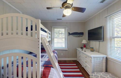 3rd-row beach cottage with ocean views, beach access, deck, & grill - Foto 13