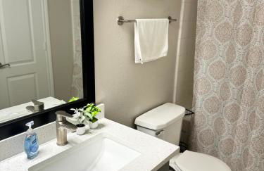 Comfortable 2BR Getaway Close to The Woodlands - Foto 17