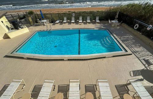 Luxury direct oceanfront corner with a large private balcony, heated pool and garage - Photo 5