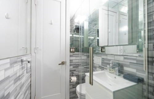 Elegant Central Park Suite - 4 Bedroom Self Check-In - Photo 21