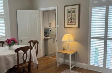 The Lily Pad - Boutique Townhouse, a short walk to Town Center and Racecourse - Photo 16