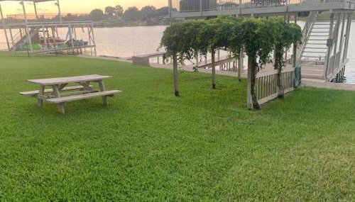 Spacious Lakefront Home with Water Views, WiFi & Private Washer/Dryer - Photo 5