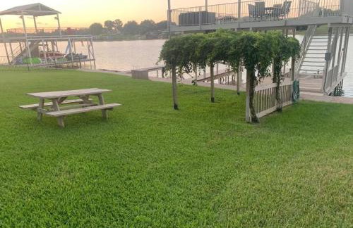 Spacious Lakefront Home with Water Views, WiFi & Private Washer/Dryer - Photo 5