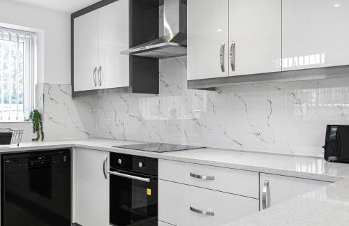 Spacious Detached House with 7 Beds Includes Ping Pong and Pool Table Sleeps 14 Free Parking - Foto 20