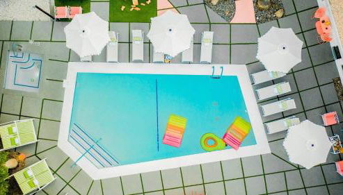 2 Rooms Sleeps 8 Retro Hotel w Pool Wesley King Studio Buyout by AvantStay - Foto 2, Other