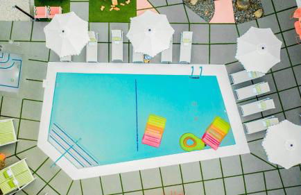 2 Rooms Sleeps 8 Retro Hotel w Pool Wesley King Studio Buyout by AvantStay - Foto 2