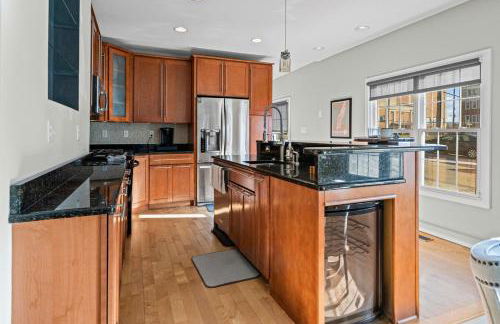 Chic Canton Home 3BR Rooftop Views - Photo 4