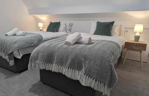 Large 4 Bed Hse, Sleeps 7, 3 BTH, Drive PRKG-4 Cars, M4-A329, Shinfield Studios, 10mins, Reading, Ascot & Legoland 20mins, Film Crew, Contractor & Family Friendly - Foto 3