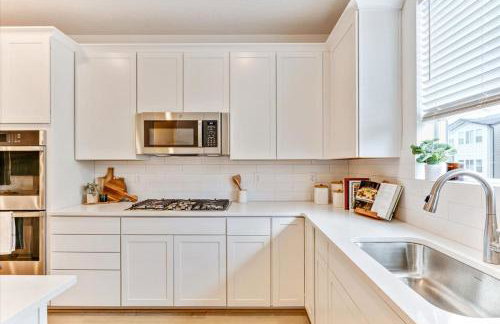 Modern 4BR Home Rooftop Patio Mountain Views - Foto 18