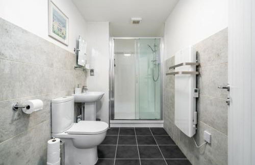 Large Apartment Near Stonehenge Amesbury Town Centre Smart TVs Netflix FREE PARKING - Foto 13