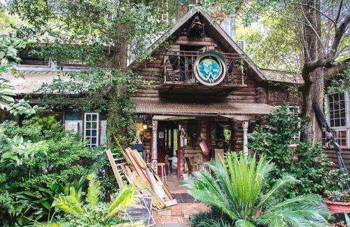 Eclectic Riverfront Log Cabin and Artist Retreat for Groups in Castle Hayne, North Carolina - Foto 1