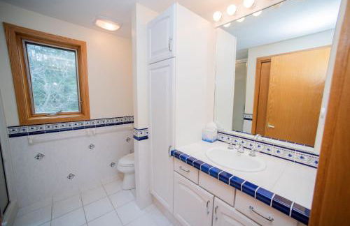 Crystal Lake Hillside with Private Sandy Beach - Foto 42