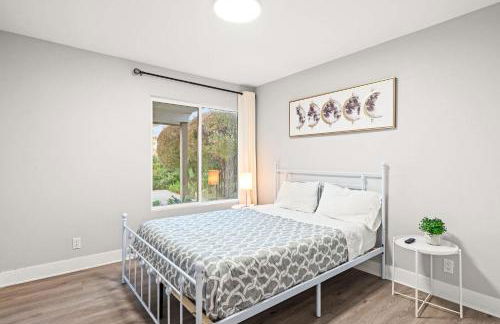 Serene Hilltop Oasis Above the City w Private Pool - Foto 29