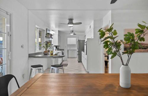 Shangri La Home - Boho Chic with Patio Pool & Grille - Foto 19