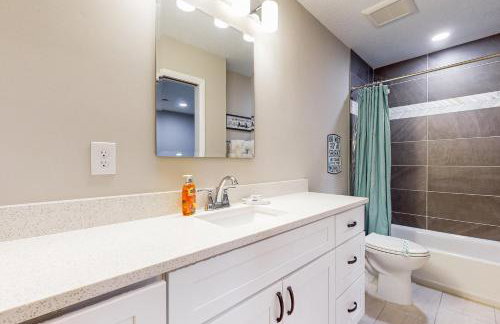 Updated house with enclosed yard, patio, central AC, & washer/dryer - Foto 17