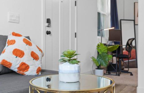 Modern 1BR Suite w AC Sleeps 3, NW Bakersfield - Photo 18