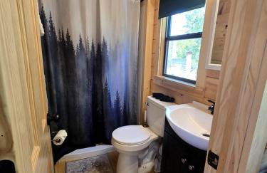 Incredible Modern Tiny Log Cabin near the Ammonoosuc River for a Romantic Getaway in New Hampshire - Foto 6