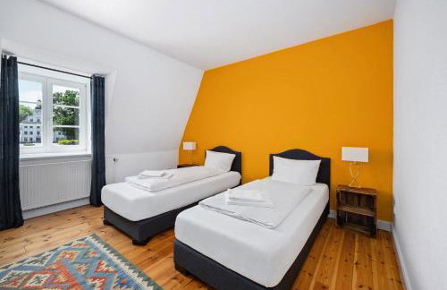 GUT KLETKAMP "Altes Torhaus" - Historisches Ferienhaus mit 5 Schlafzimmern I Kamin I Garten & Terrasse I Seeblick I 15 Min zur Ostsee I Moderne Küche I Hundefreundlich I Parkplätze I WLAN - Foto 13