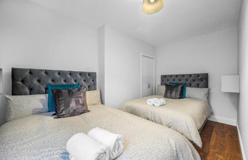 3 Bedrooms Homely House in Motherwell Sleeps 8 comfortably with 6 double beds Near Glasgow Edinburgh Free Private Parking Business Travellers Contractors Holiday Goers Near all Major transport links - Foto 21