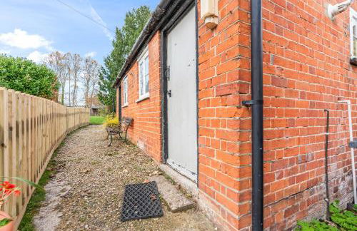 3BR Kingswood Cottage with Detached Unit - Photo 38