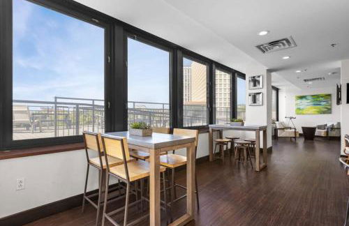 Sleek 2BR Downtown Retreat with Gym - Foto 27