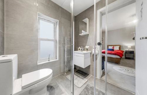 The Lumos House - 4 Bed Home w Parking near Harry Potter Studios - Foto 40