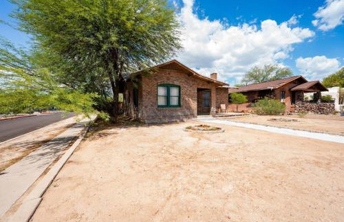Work Desk- FirePit-Pool-Steps to UofA - Foto 21