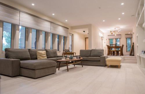 THALIA, luxury 3Br Home with Ensuite Bathrooms, just 3 minutes walk from the beach located in the prestigious Athenian Riviera - Foto 3