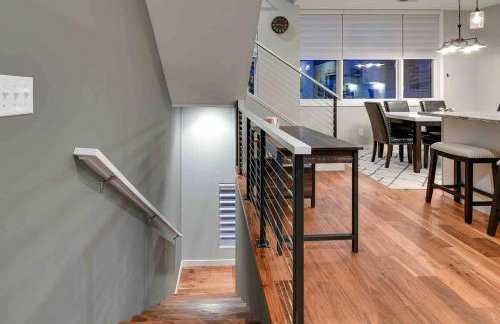 Modern Townhome Near Downtown walk to CWS! - Foto 18