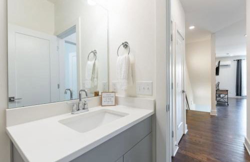 6 Bedroom Quiet Townhome! 6min to Airport & 15min to Downtown! - Foto 35