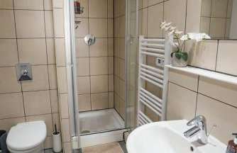 Stylish 2-Bed Apartment, Free Parking, Walk to Hospital & Uni - Foto 27