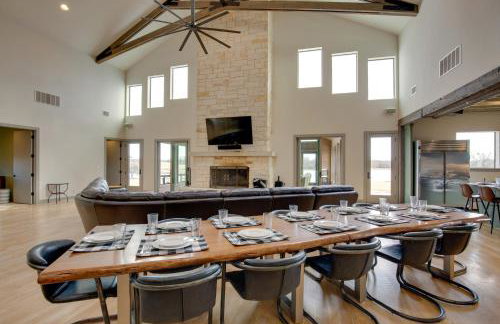 Game Room, Fireplaces, On-Site Lake! Kaufman Home - Foto 5