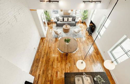 Soaring 2BR Parkside Loft Walkable to it All - Foto 9