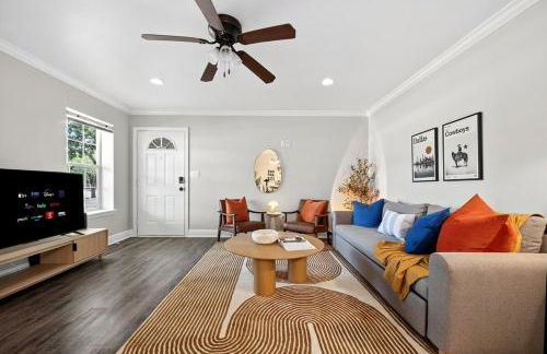 Walk to AT&T Stadium - Modern 2BR With Backyard - Foto 9