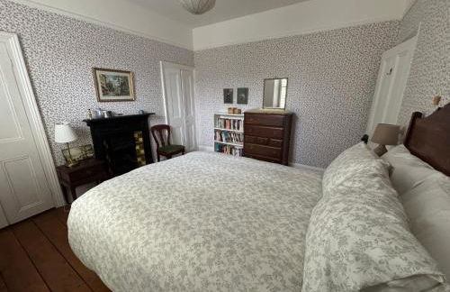 Tenby Victorian Villa with parking, pets allowed - Photo 12