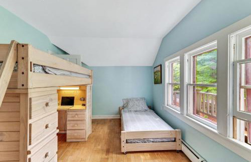 Mountain View Victorian with Convenient Location and Lots of Space tp Play farmhouse - Foto 18