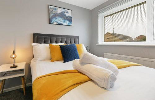 Superb 3 bed house, homely comforts close to supermarkets, with private parking on gated premise - Photo 3