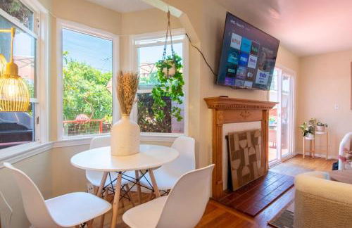 Ultimate Escape! Huge Yard Parking Walk to Beach - Foto 12