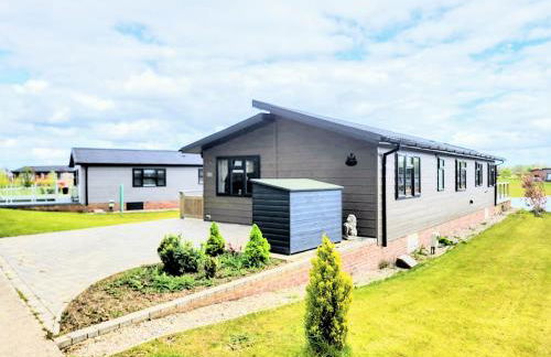 Luxury 2-Bed Lodge in Routh Sleeps 4 with Hot Tub - Foto 13