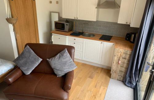 Unique Private Wood Cabin near Jurassic Coast in Dorset Countryside - Photo 6