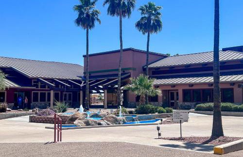 Pools and Pickleball! Dog-Friendly Home in Surprise - Foto 26