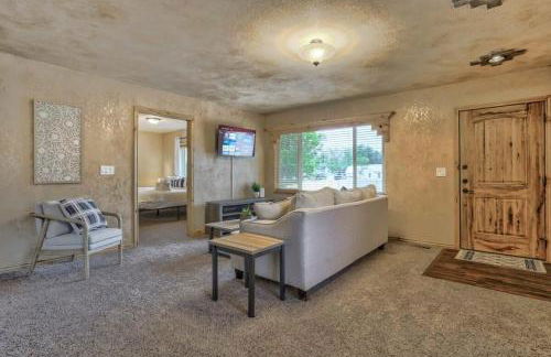 2BR Cottage with outdoor seating near Hiking & DT - Foto 8