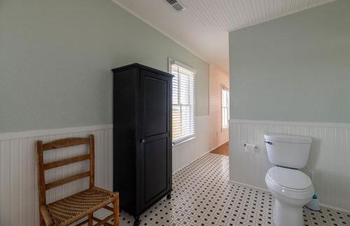 Sawyers Lodge - Historic Soundfront Home, Pool, Hot Tub, Boat Launch, Kayaks, Pets OK, Flex Stays - Foto 45