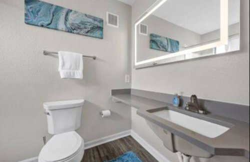 Stylish 2BR in Downtown, Pool Gym, near Airport - Foto 29