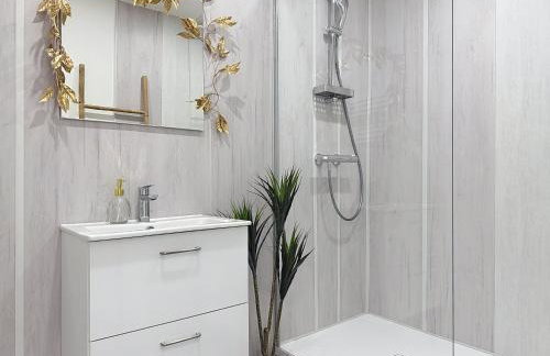 Le Baron Rouge - T4 Élégant & Spacieux - Parking Privé - 6 personnes - Climatisation - Centre ville de Saint-Etienne - Foto 18