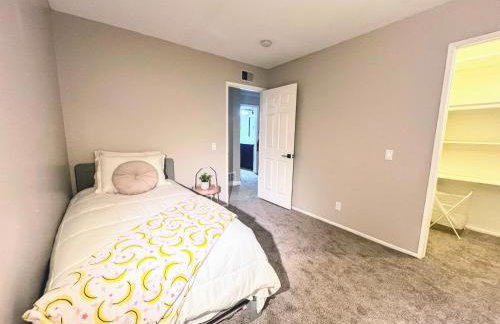 Bright & Spacious 5BR Modern Vacation Home - Near Disneyland & Beaches - Photo 25