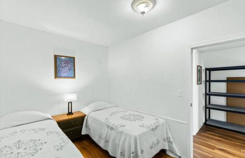 4BR waterfront home with beach access and views - Foto 21