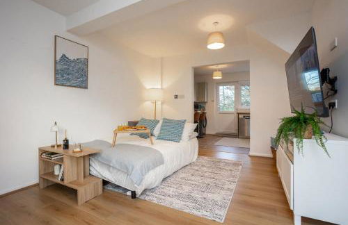 Doctors Lane- Modern 3 Bedroom Contractor Family House With Parking - Photo 20