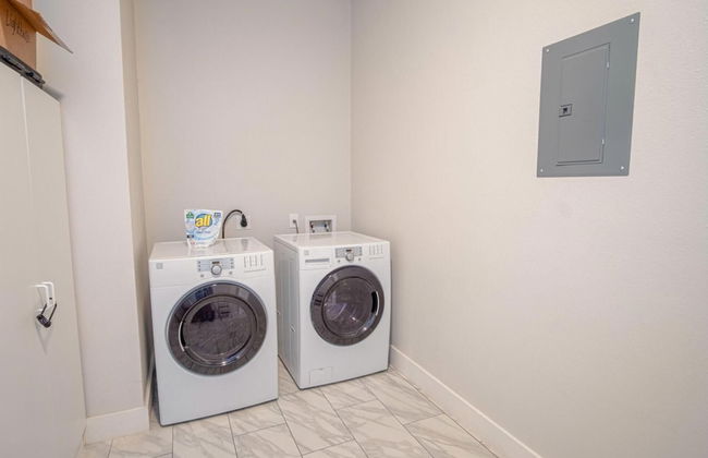 Gorgeous Family-friendly Home Near Downtown - Photo 20