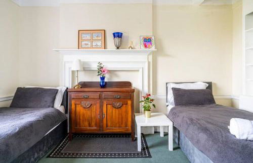 Perfect Family & Friends Home, Free Parking Security Onsite - Photo 10